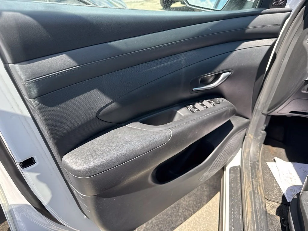 Used 2025 White Hyundai SE image 9