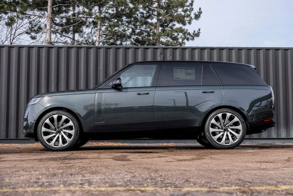 New 2026 Belgravia Green Land Rover SE image 3