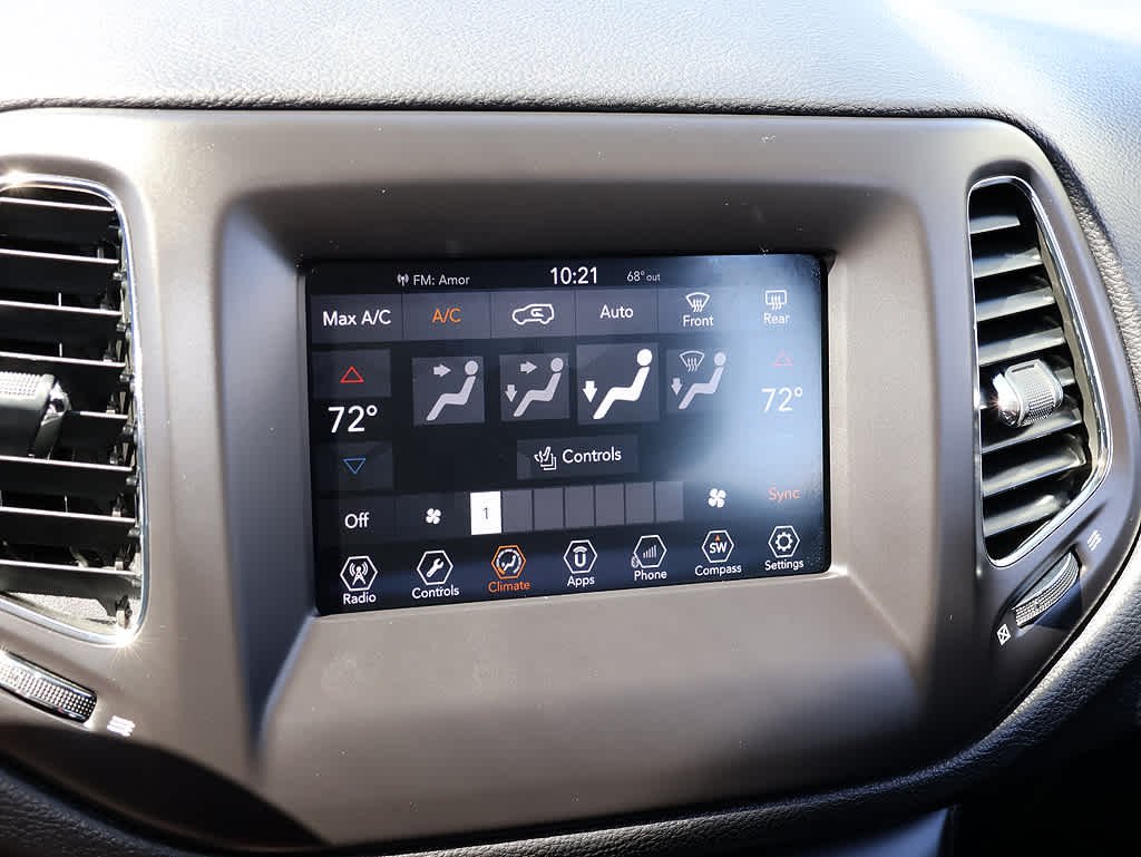 Used 2018 White Clearcoat Jeep Latitude image 18
