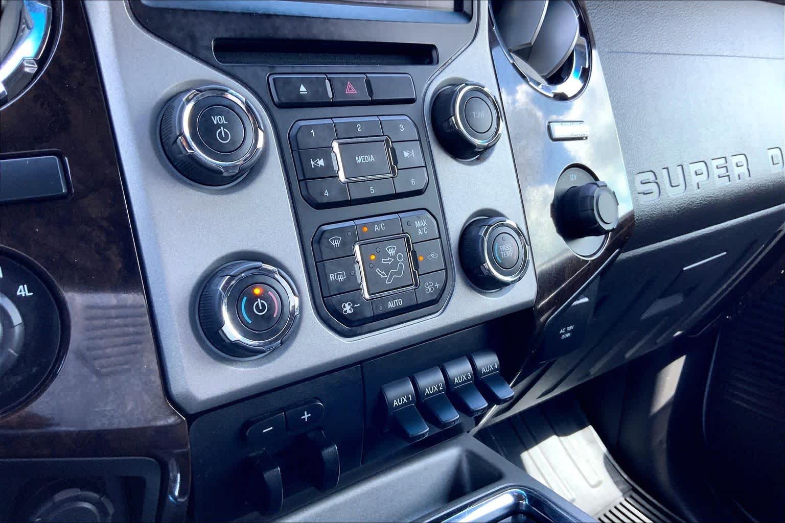 Used 2015 White Platinum Metallic Tri-Coat Ford Platinum image 34