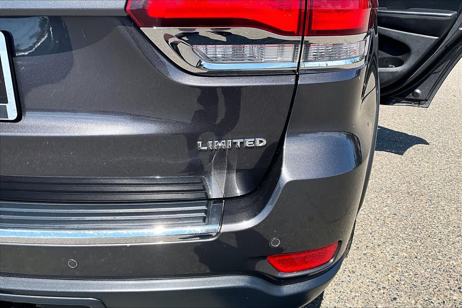 Used 2020 Granite Crystal Metallic Clearcoat Jeep Limited image 9