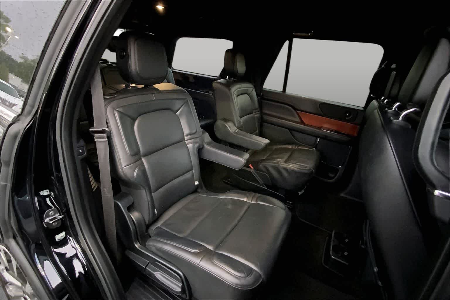 Used 2018 Black Velvet Lincoln Select image 19