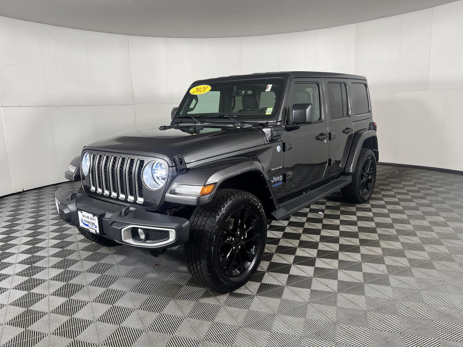 Used 2021 Granite Crystal Metallic Clearcoat Jeep Unlimited Sahara image 6