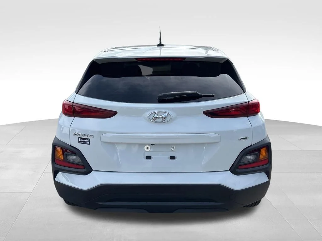 Used 2021 White Hyundai SE image 4