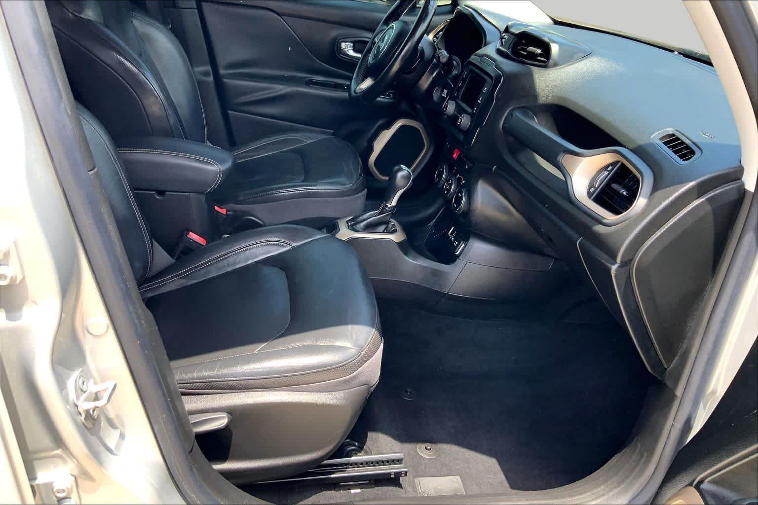 Used 2016 Glacier Metallic Jeep Limited image 9