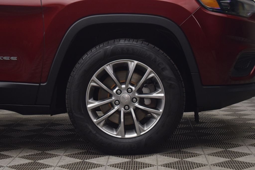 Used 2019 Velvet Red Pearlcoat Jeep Latitude Plus image 30