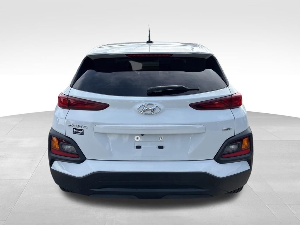 Used 2021 White Hyundai SE image 4