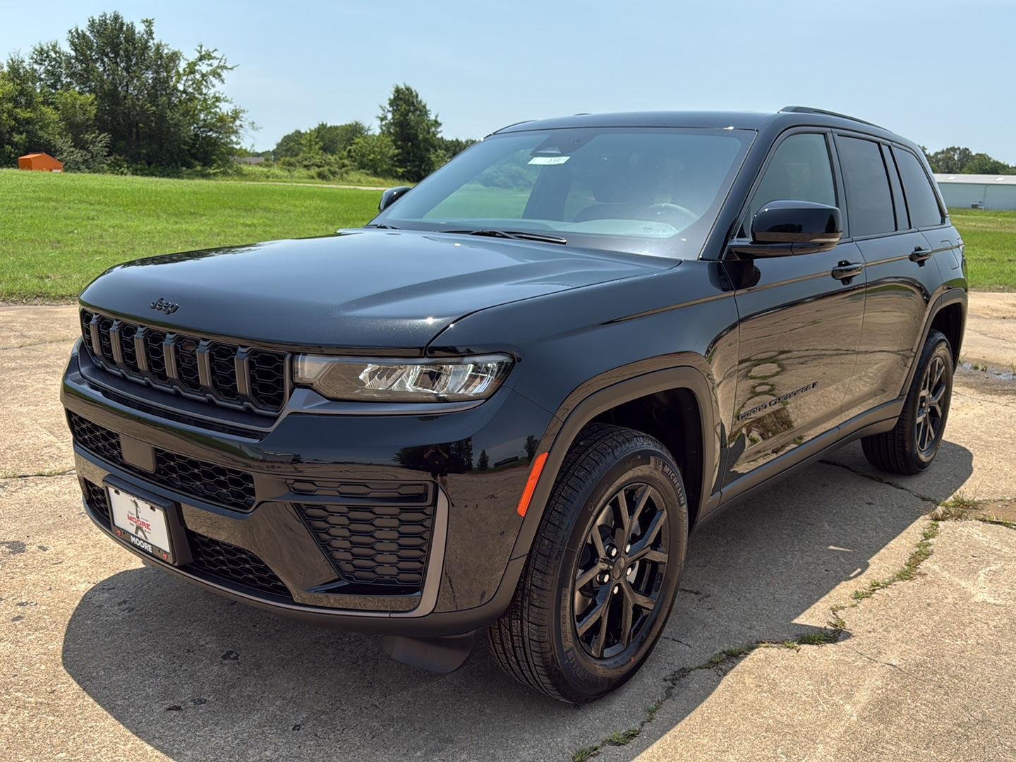 New 2026 Diamond Black Crystal Pearl-Coat Exterior Paint Jeep Laredo Altitude image 3