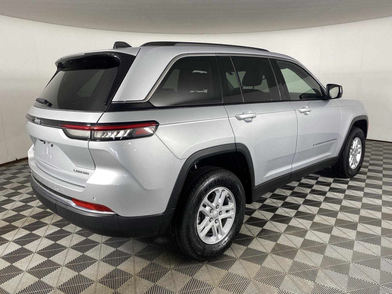 Used 2023 Silver Zynith Jeep Laredo image 10