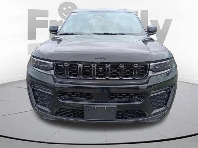 New 2026 Diamond Black Crystal Pearl-Coat Exterior Paint Jeep Limited image 2