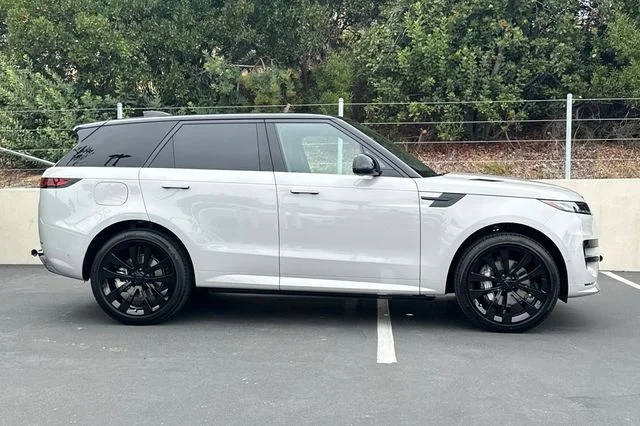 New 2026 Borasco Grey Land Rover Dynamic SE image 6