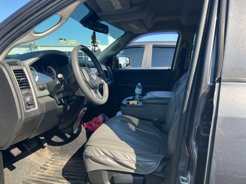 Used 2018 Granite Crystal Metallic Clearcoat Ram Tradesman image 3