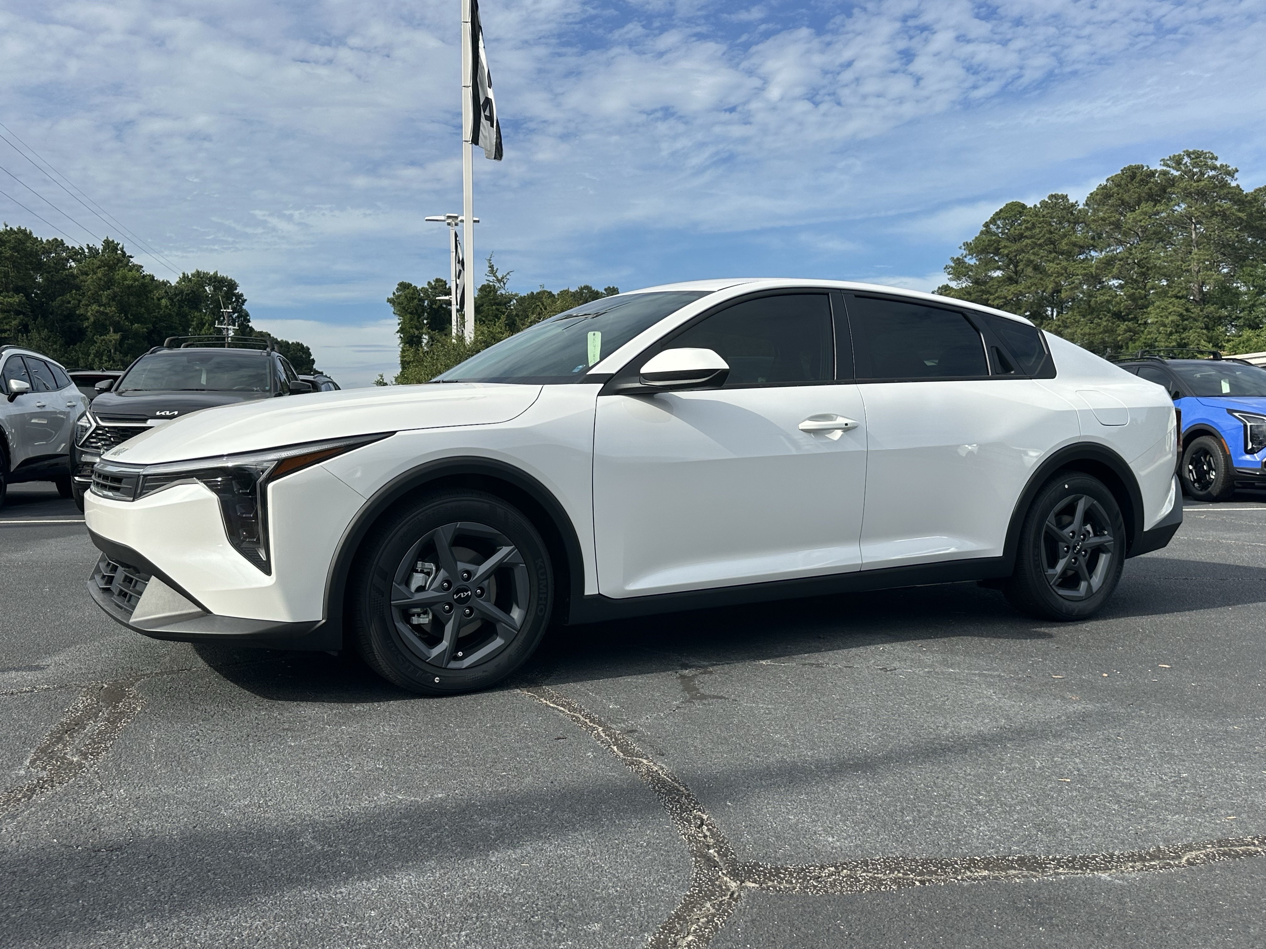 New 2026 Snow White Pearl Kia LXS image 4