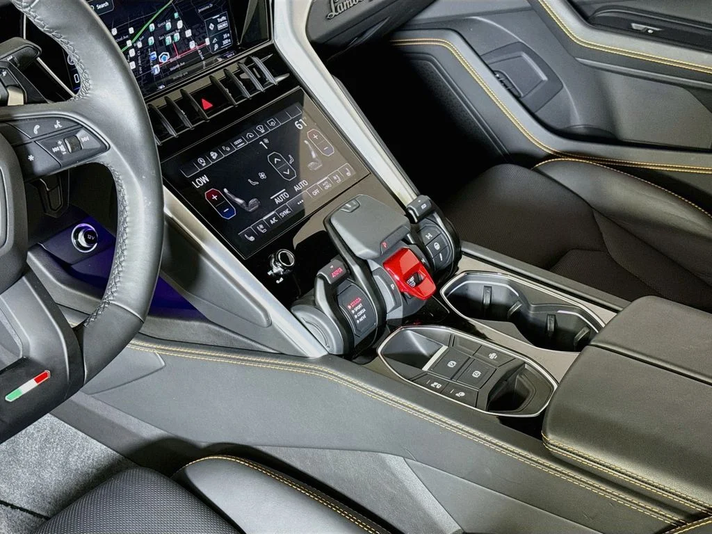 Used 2024 Black Lamborghini S image 19