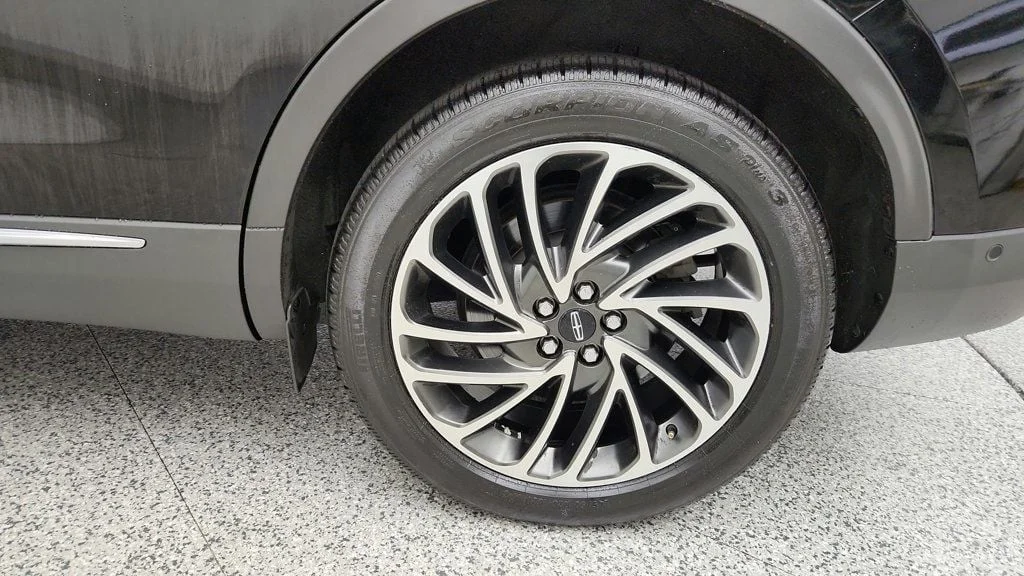 Used 2019 Infinite Black Metallic Lincoln Reserve AWD w/ Tech Package & Driver Assistance image 9