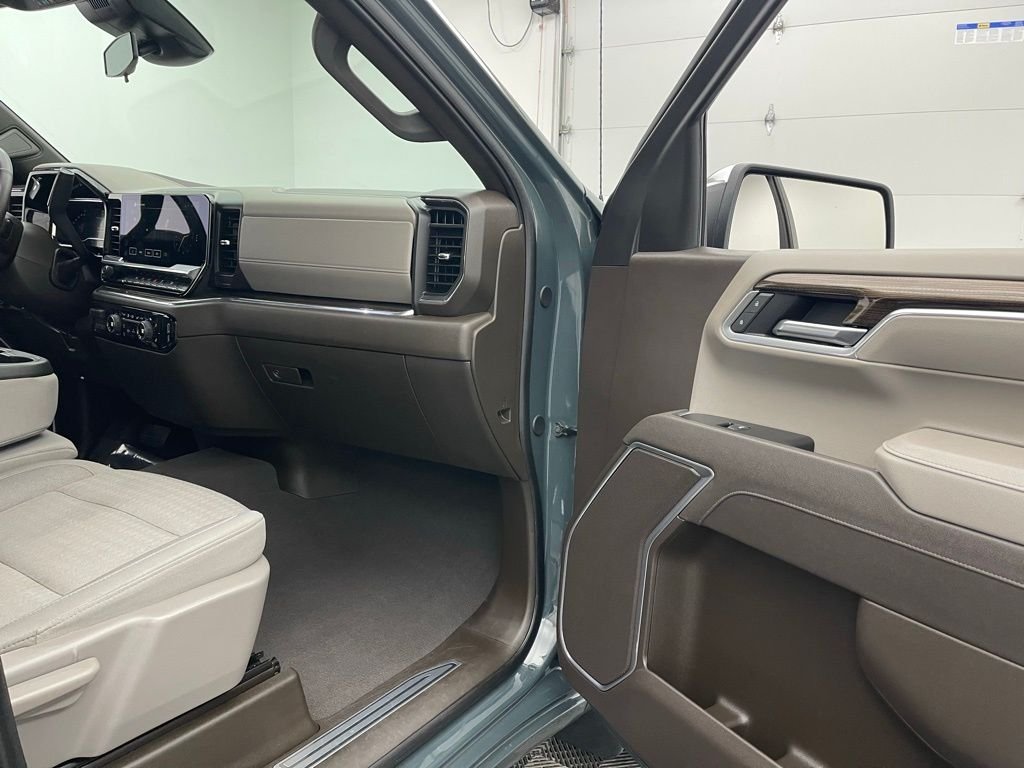 Used 2025 Cypress Gray Chevrolet LT image 31