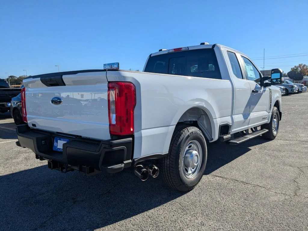 New 2026 Oxford White Ford XL image 4