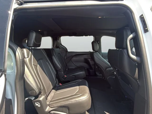 2025 Chrysler Pacifica Select - Photo 10