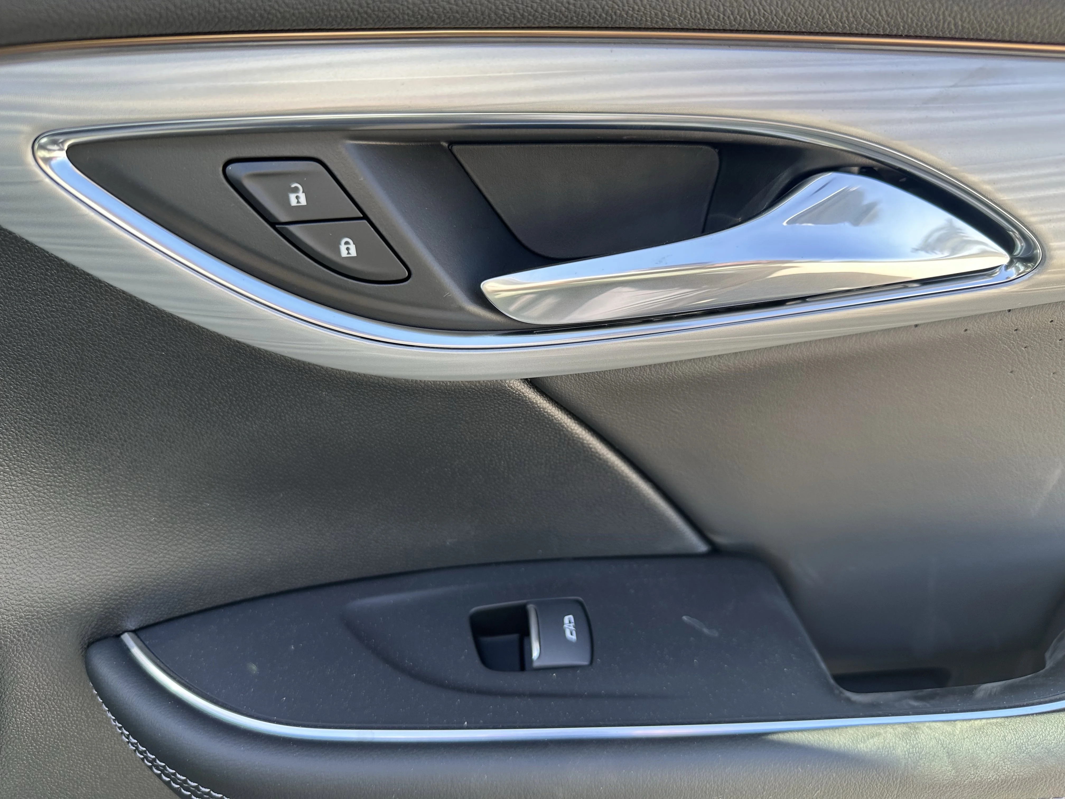 New 2026 Iridescent White Tricoat Buick Avenir image 20