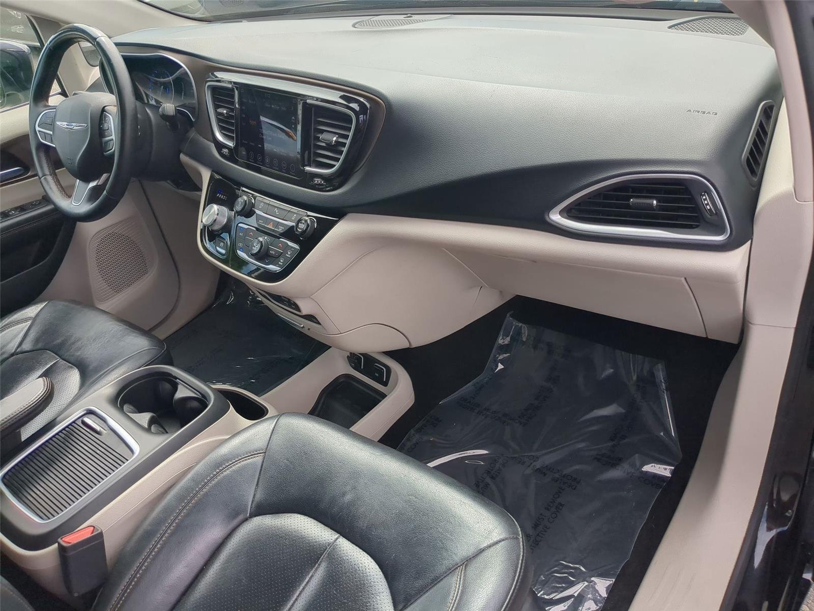 Used 2018 Brilliant Black Crystal Pearlcoat Chrysler Touring L Plus image 33