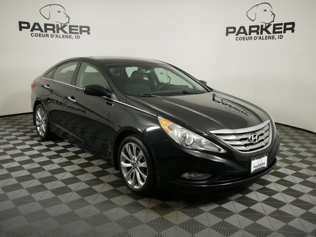 Used 2012 Midnight Black Hyundai SE image 4