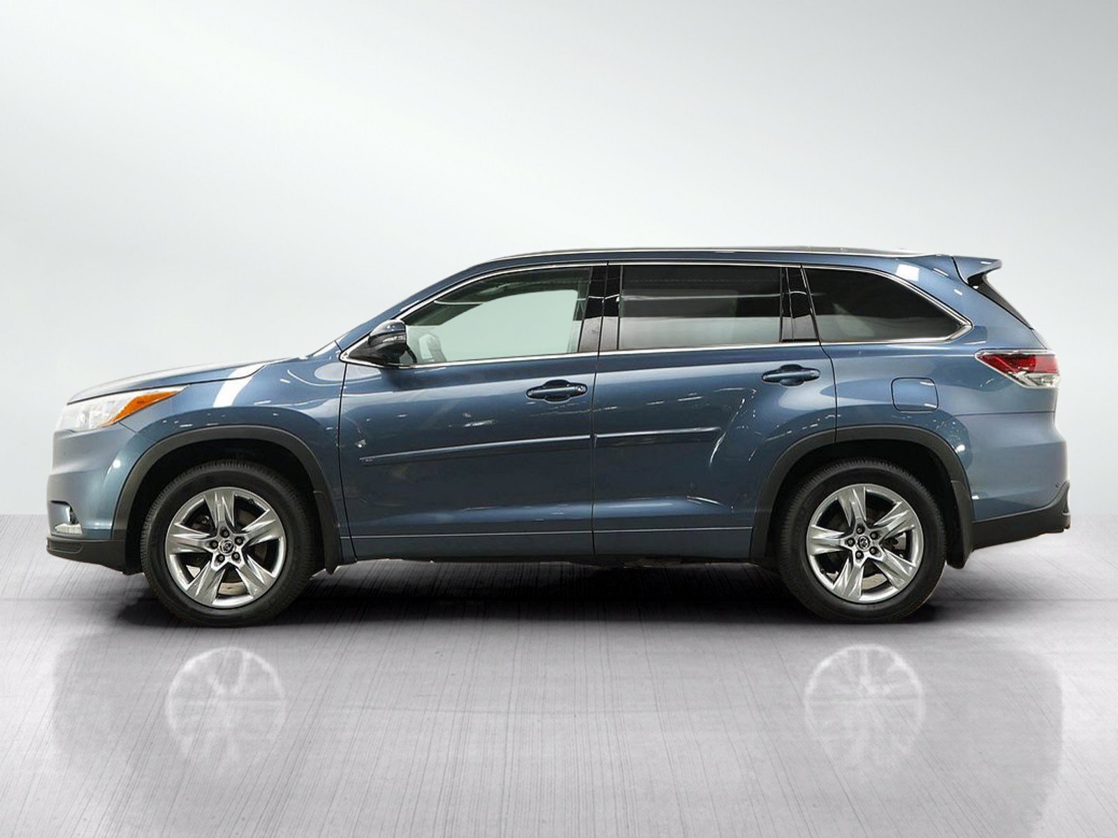 Used 2016 Toyota Highlander  with VIN 5TDDKRFH3GS230541 for sale in Minneapolis, Minnesota