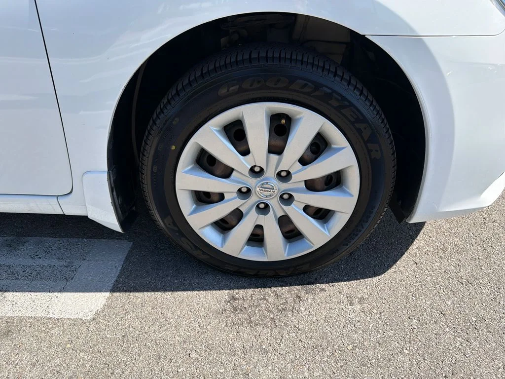 Used 2018 White Nissan S image 16
