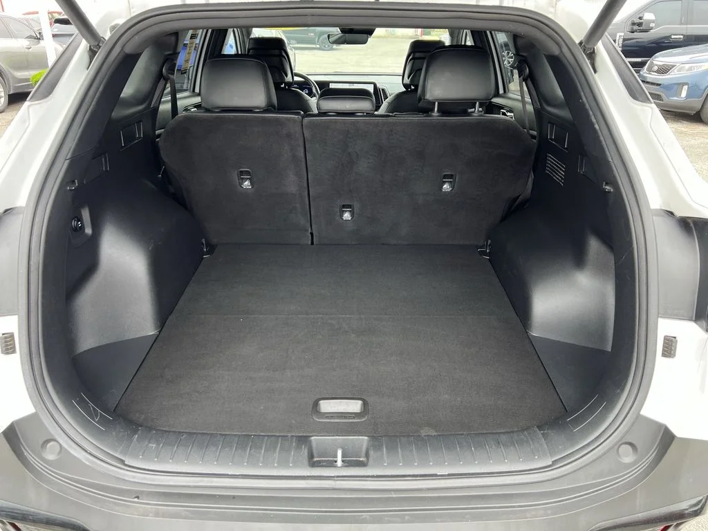 Used 2025 White Kia X-Line image 26