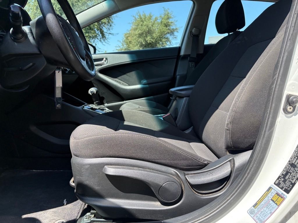 Used 2017 White Kia LX image 9