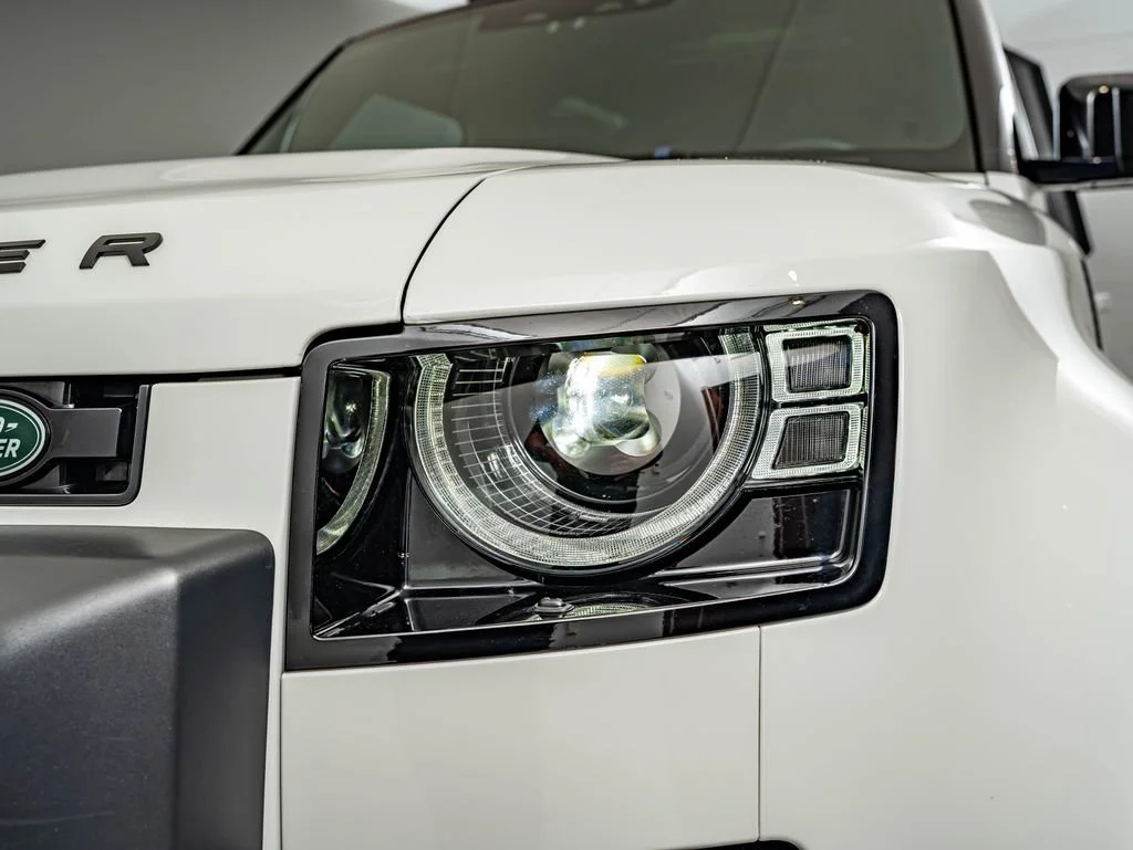 Used 2023 Fuji White Land Rover X-Dynamic SE image 13