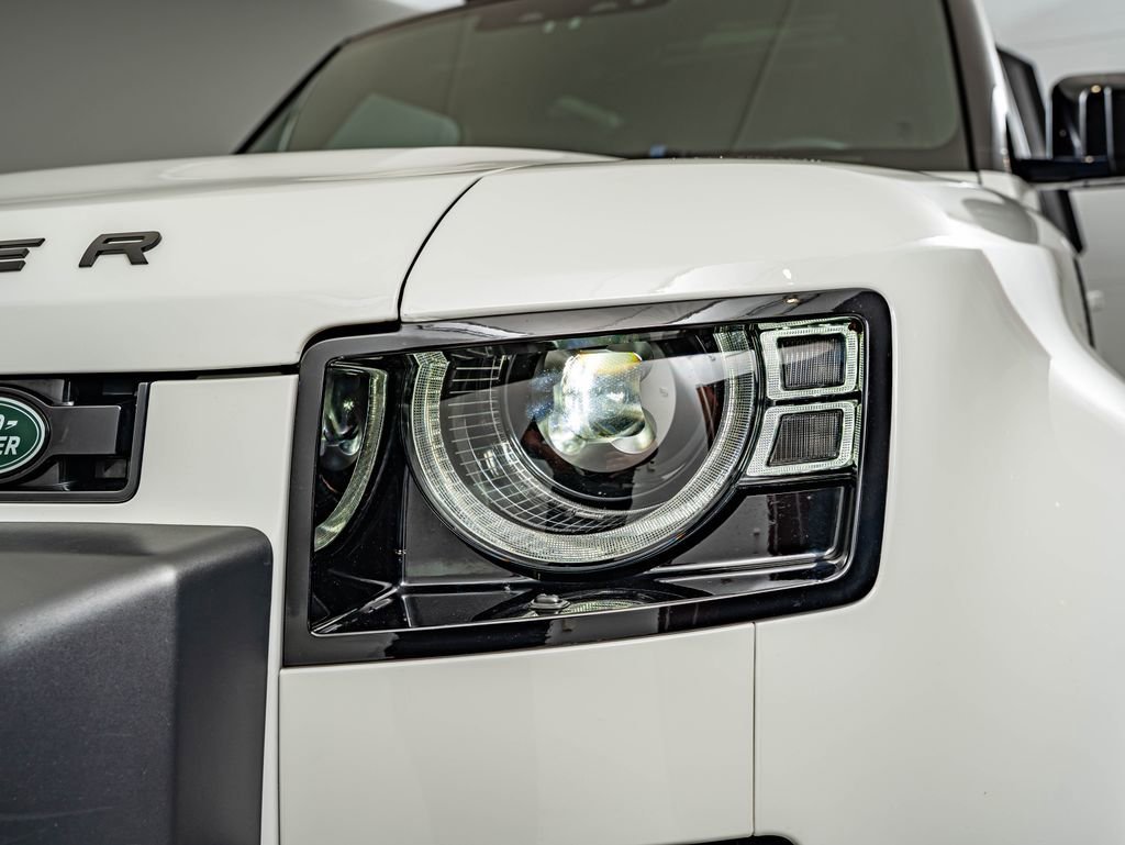 Used 2023 Fuji White Land Rover X-Dynamic SE image 13