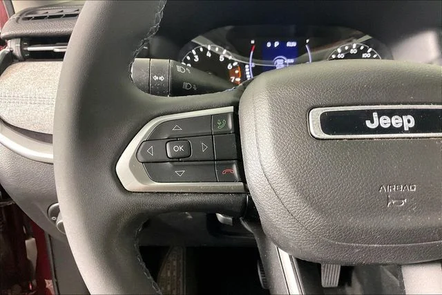 Used 2022 Red Jeep Latitude image 9