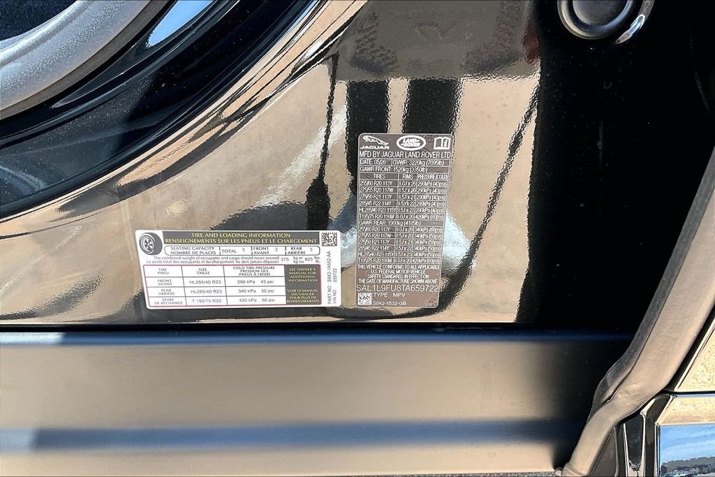 New 2026 Santorini Black Metallic Land Rover Dynamic SE image 13