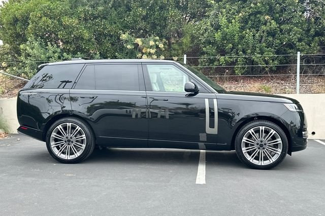 New 2026 Santorini Black LAND ROVER SE LWB 7-Seats / V8 image 6