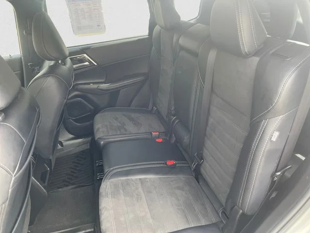 Used 2024 Silver Mitsubishi SE Black Edition image 13