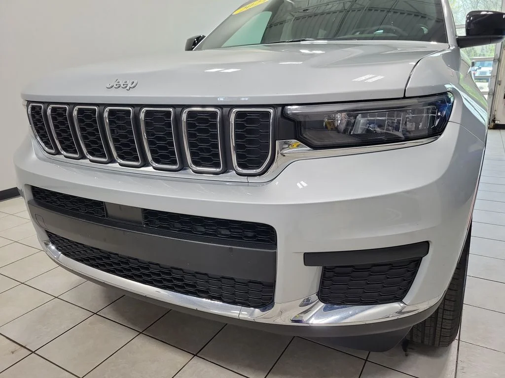 Used 2024 Silver Jeep Laredo image 24