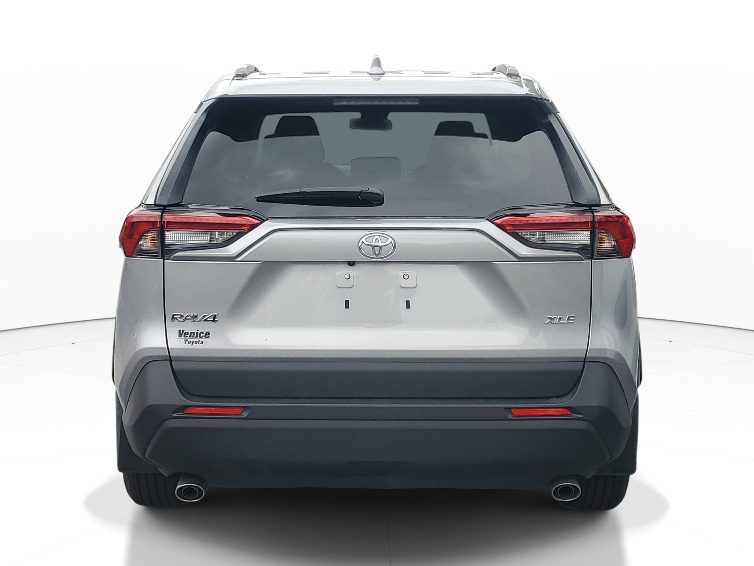 Used 2025 Silver Sky Metallic Toyota XLE image 5