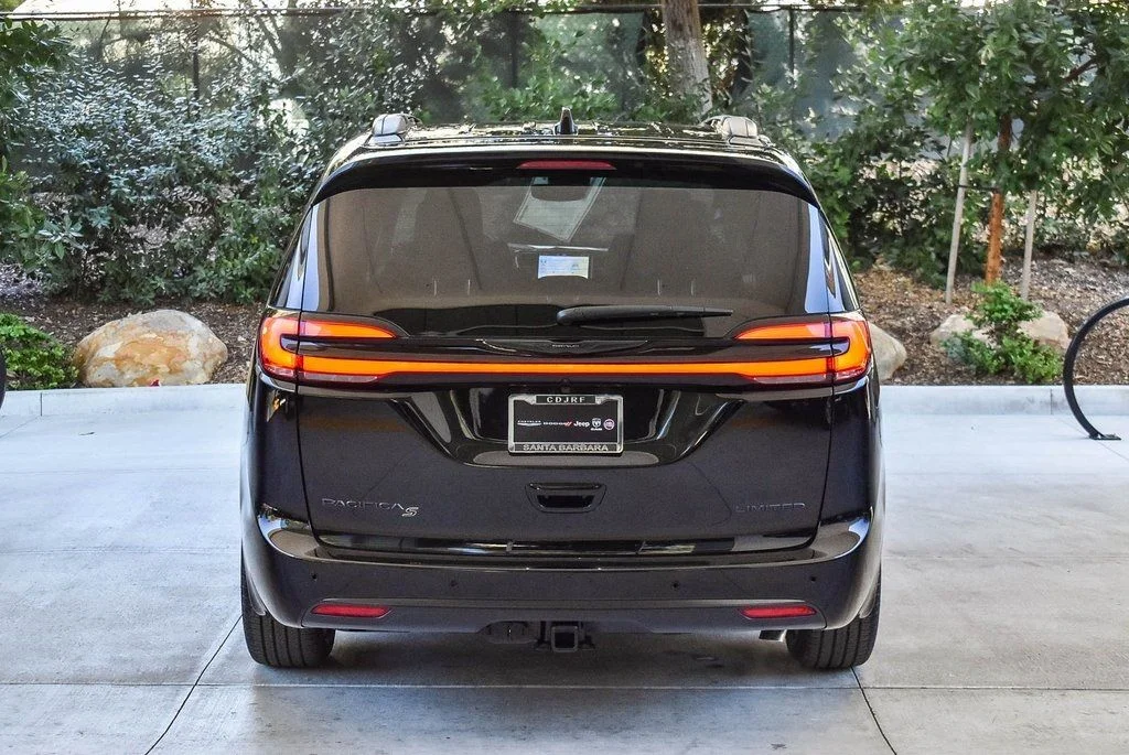 New 2026 Diamond Black Crystal Pearl-Coat Exterior Paint Chrysler Limited image 5