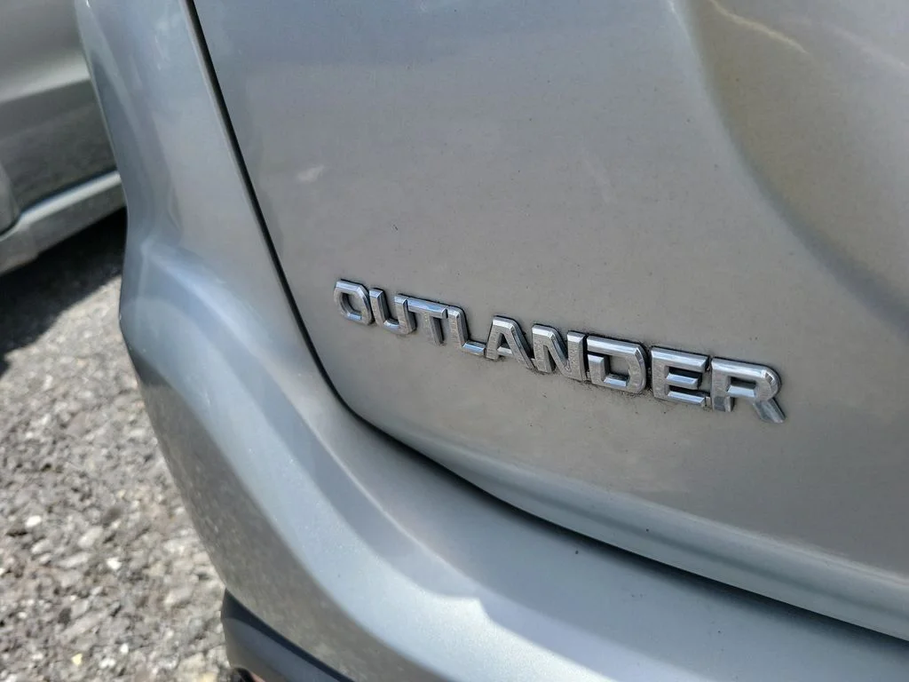 Used 2020 Silver Mitsubishi  image 10