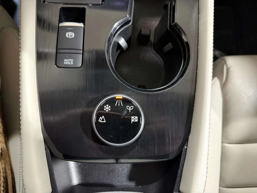 Certified Used 2023 Pearl White Tricoat/Super Black Nissan SL image 24
