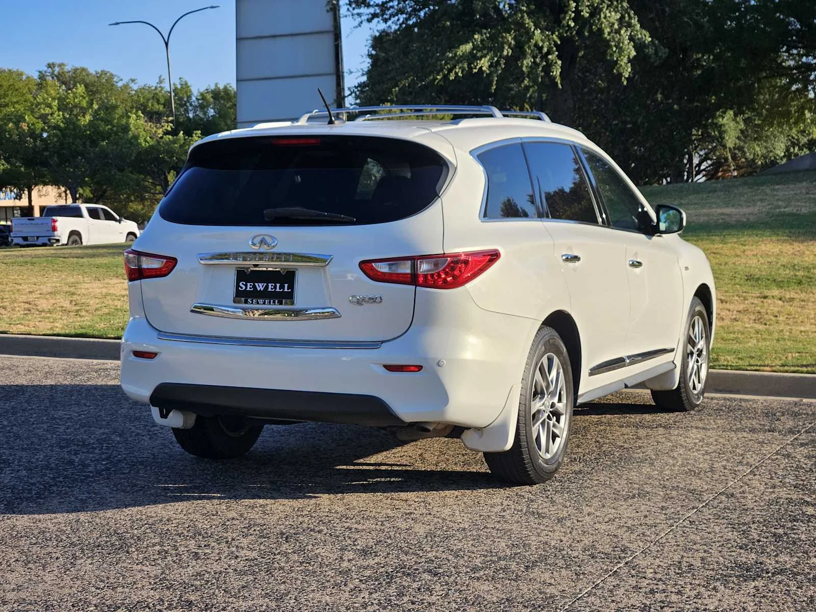 Used 2014 Moonlight White INFINITI  image 4