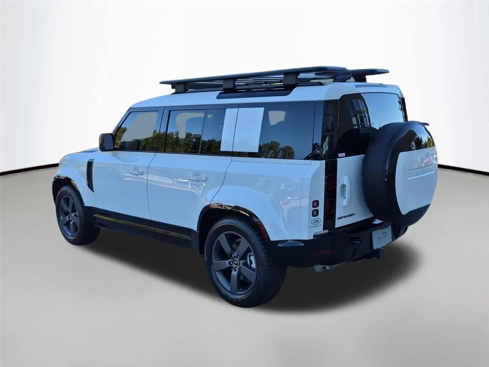 Used 2025 Fuji White Land Rover X-Dynamic SE image 3