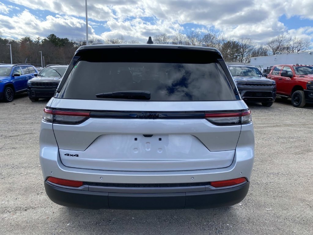 New 2026 Silver Zynith Exterior Paint Jeep Altitude image 4