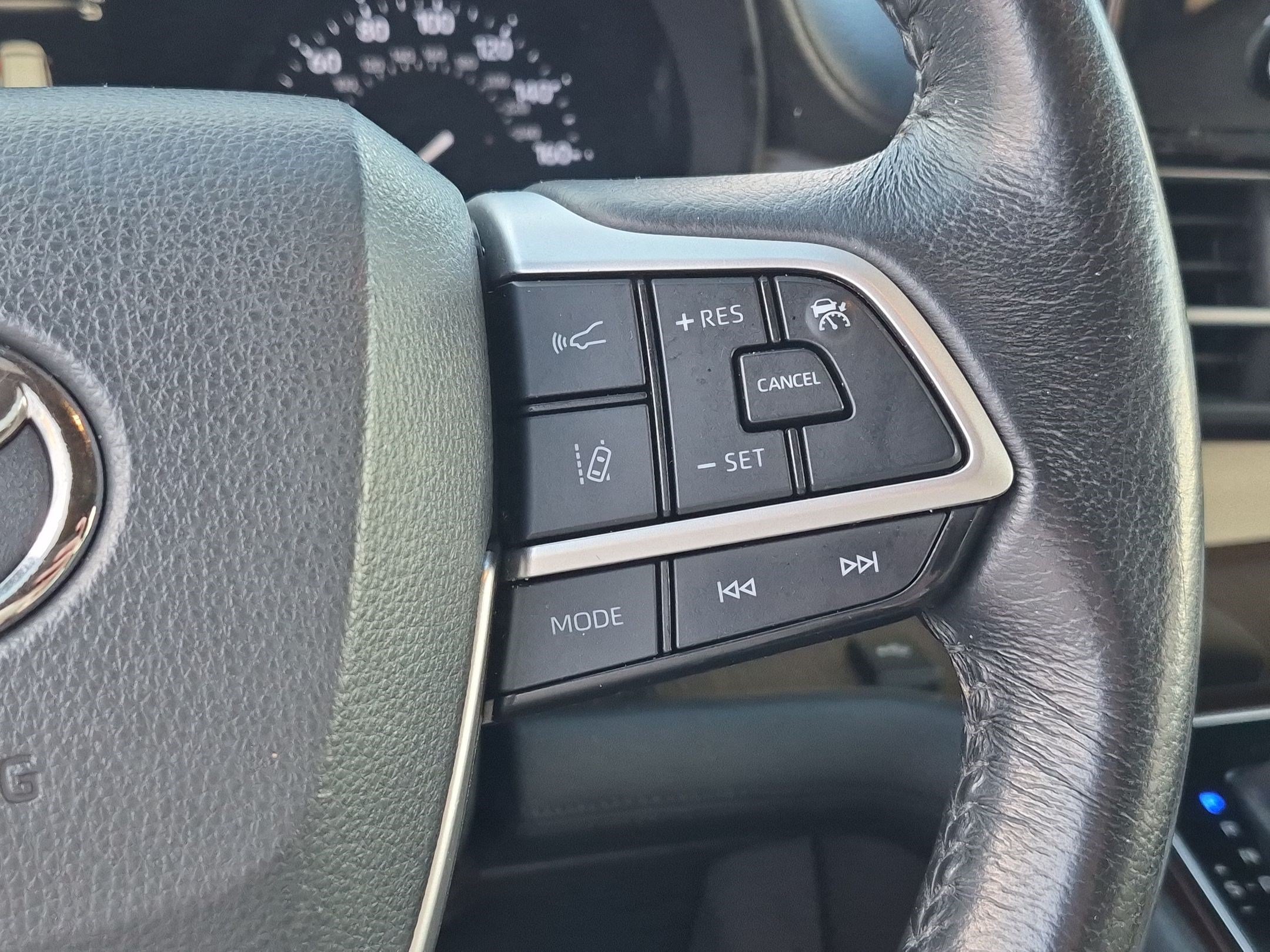Used 2021 Predawn Gray Mica Toyota XLE image 18
