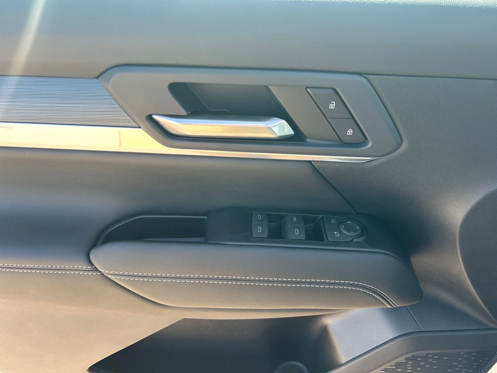 New 2027 Summit White GMC AWD Elevation image 16