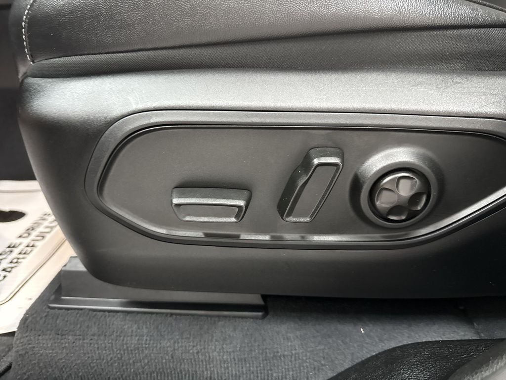 Used 2023 Diamond Black Jeep Limited image 13