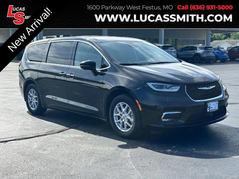 2024 Chrysler Pacifica Touring L's photo