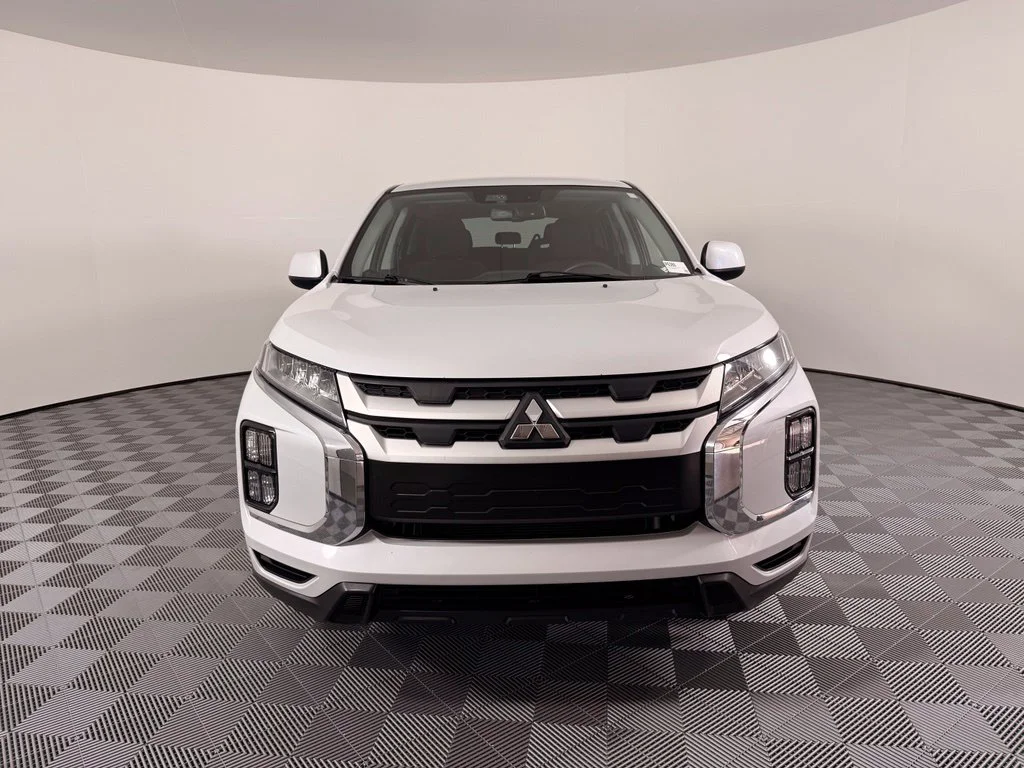 Used 2024  Mitsubishi 2.0 ES image 3