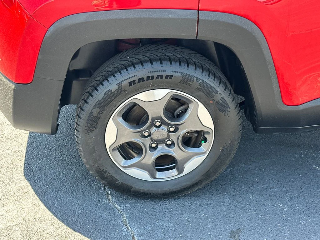 Used 2018 Red Jeep Latitude image 17