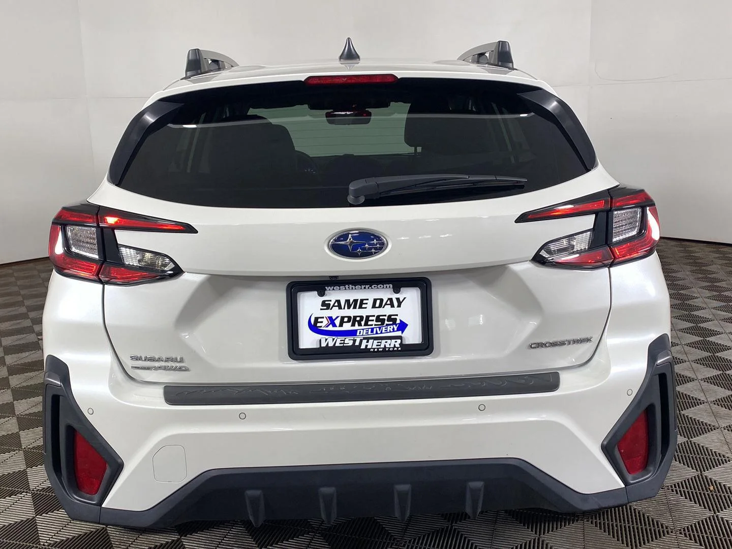 Used 2024 Crystal White Pearl Subaru Limited image 5